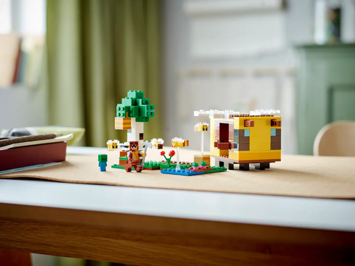 LEGO Minecraft 21241 The Bee Cottage