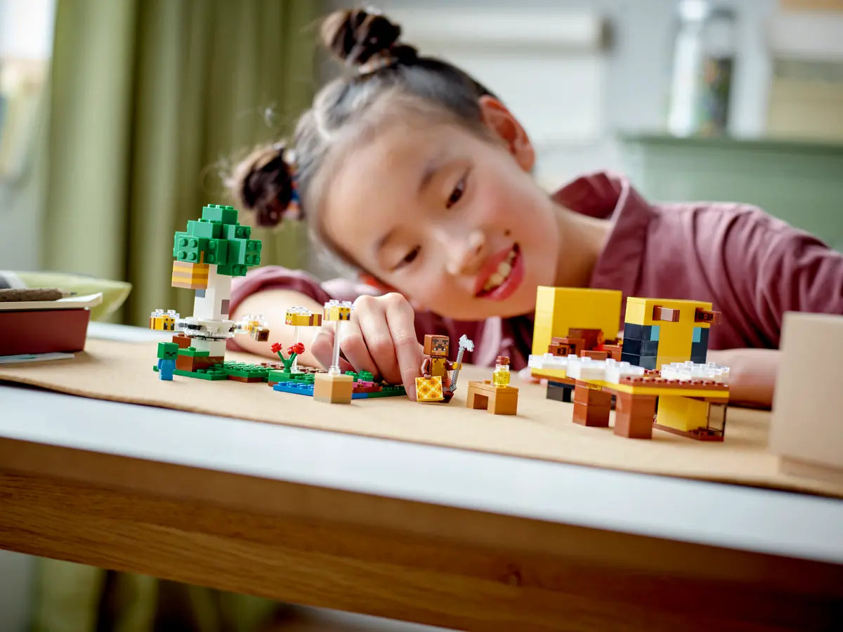 LEGO Minecraft 21241 The Bee Cottage
