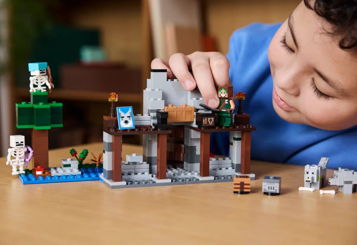 LEGO Minecraft 21261 The Wolf Stronghold