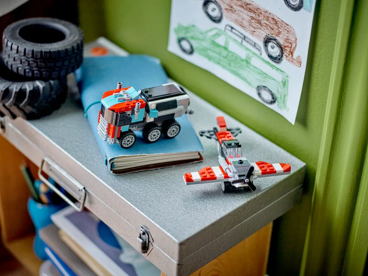 LEGO Creator 31146 Open Safe Truck with Helicopter