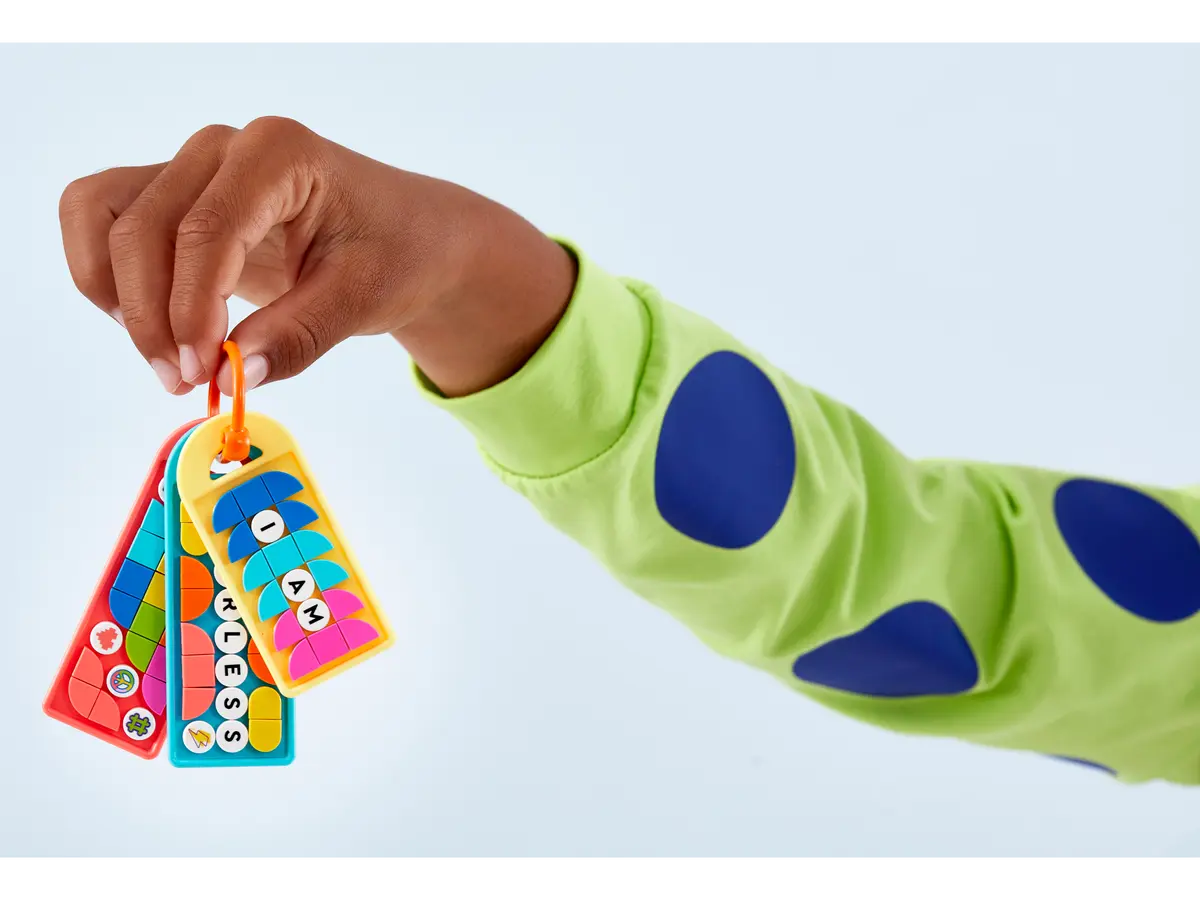 مجموعة LEGO Dots 41949 المعلقة على شكل حقيبة