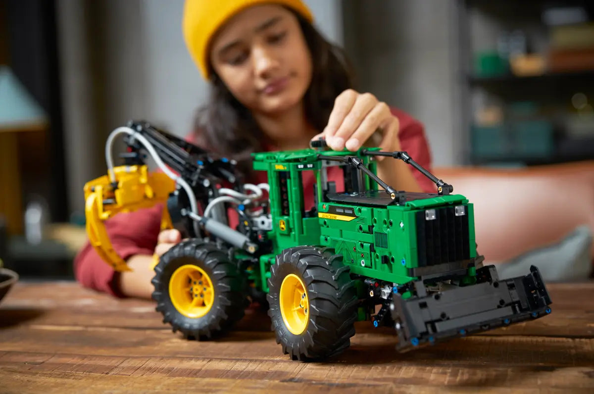 LEGO Technic 42157 John Deere 948L II Skidder