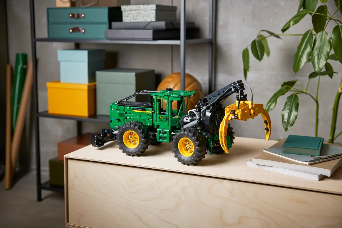 LEGO Technic 42157 John Deere 948L II Skidder