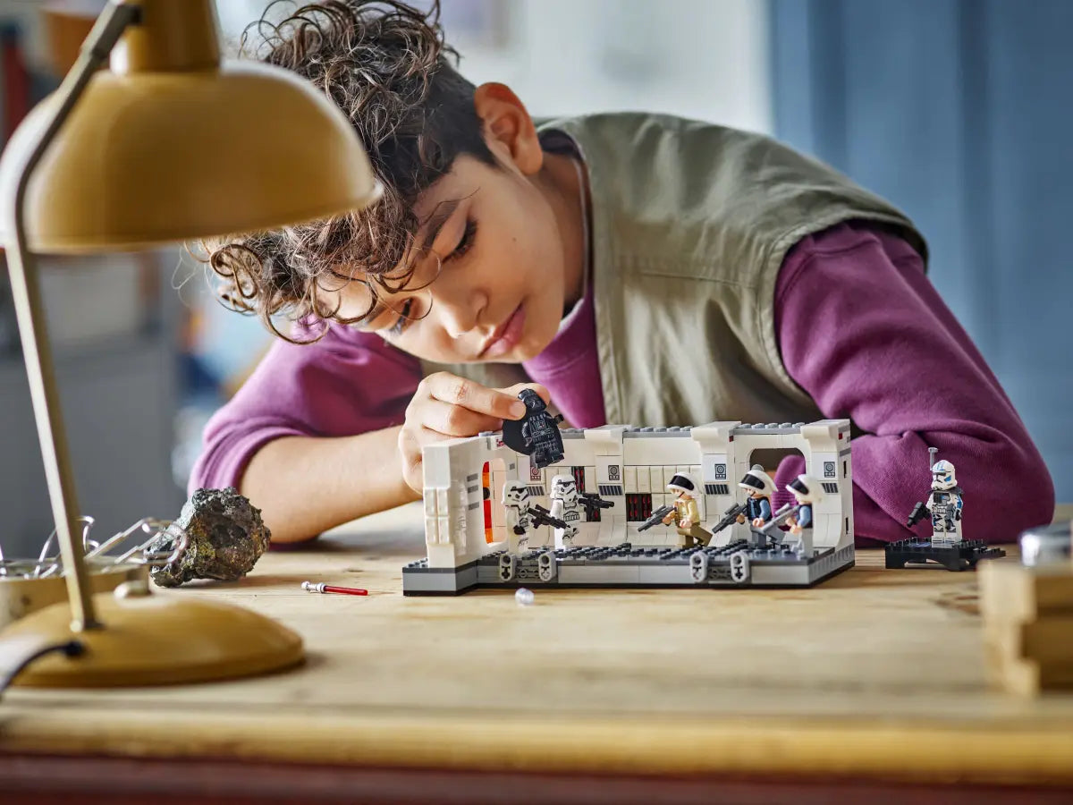 LEGO Star Wars 75387 Boarding the Tantive IV
