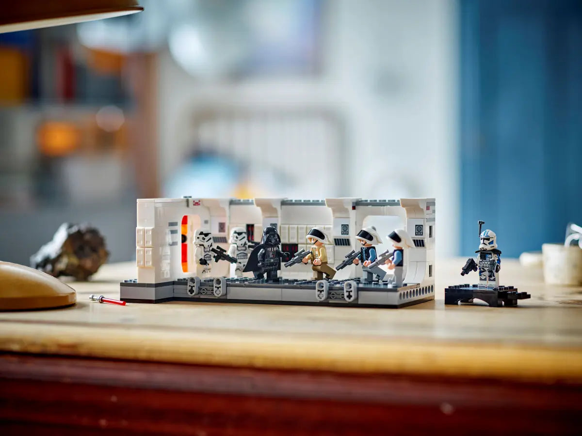 LEGO Star Wars 75387 Boarding the Tantive IV