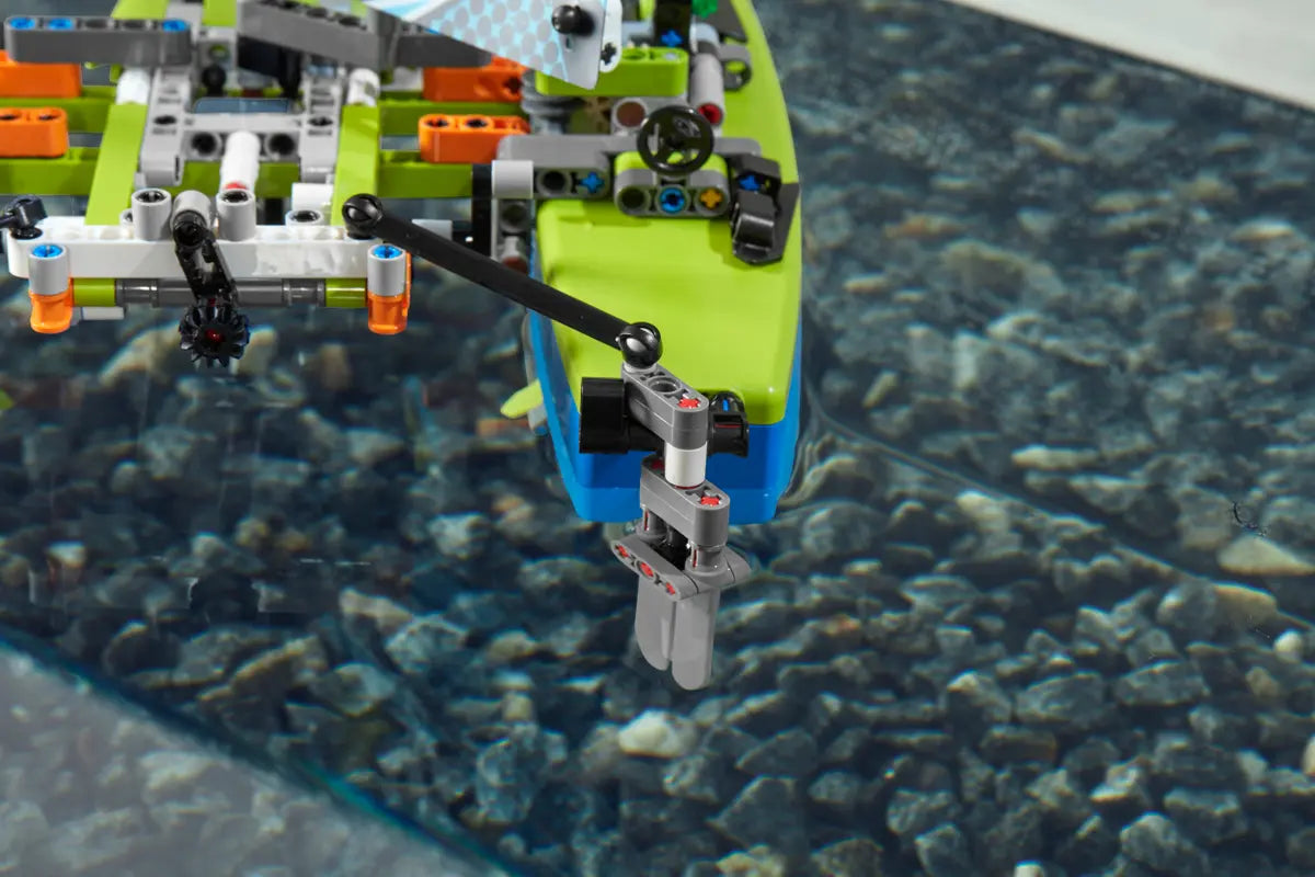 LEGO Technic 42105 Catamaran