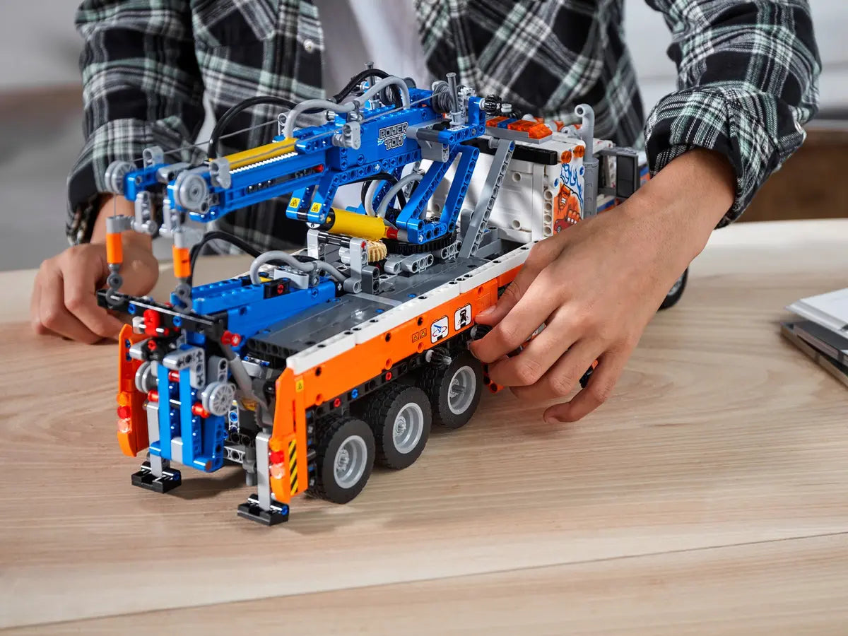 LEGO Technic 42128 Heavy-Duty Tow Truck