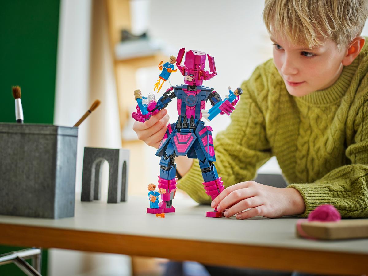 LEGO Marvel Super Heroes 76316 Fantastic Four vs. Galactus